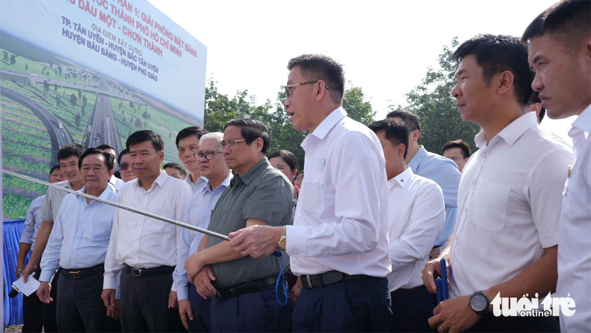 Thủ tướng nghe báo cáo