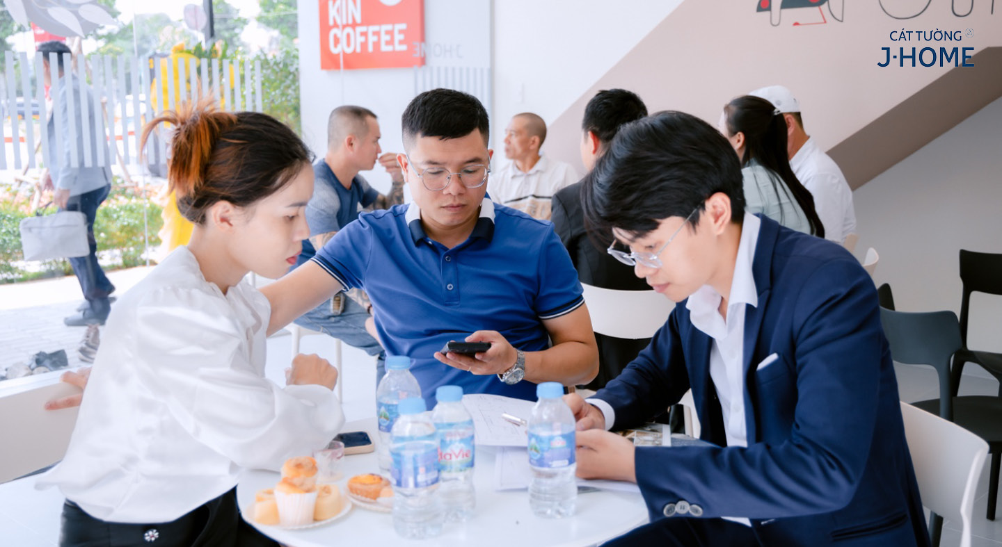 Khách hàng tham quan Cát Tường j-Home