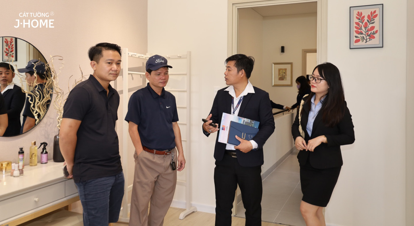 Khách tham quan nhà Cát Tường