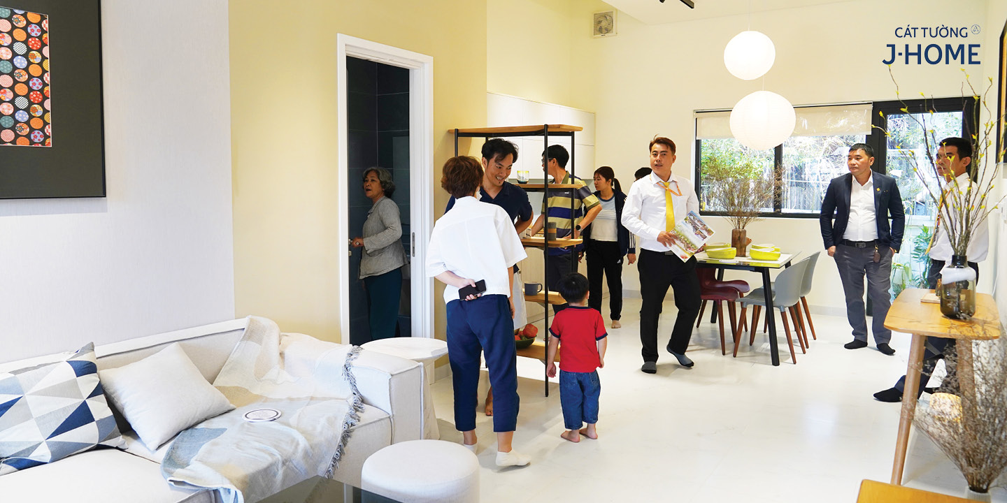 Khách hàng tham quan Cát Tường J-Home