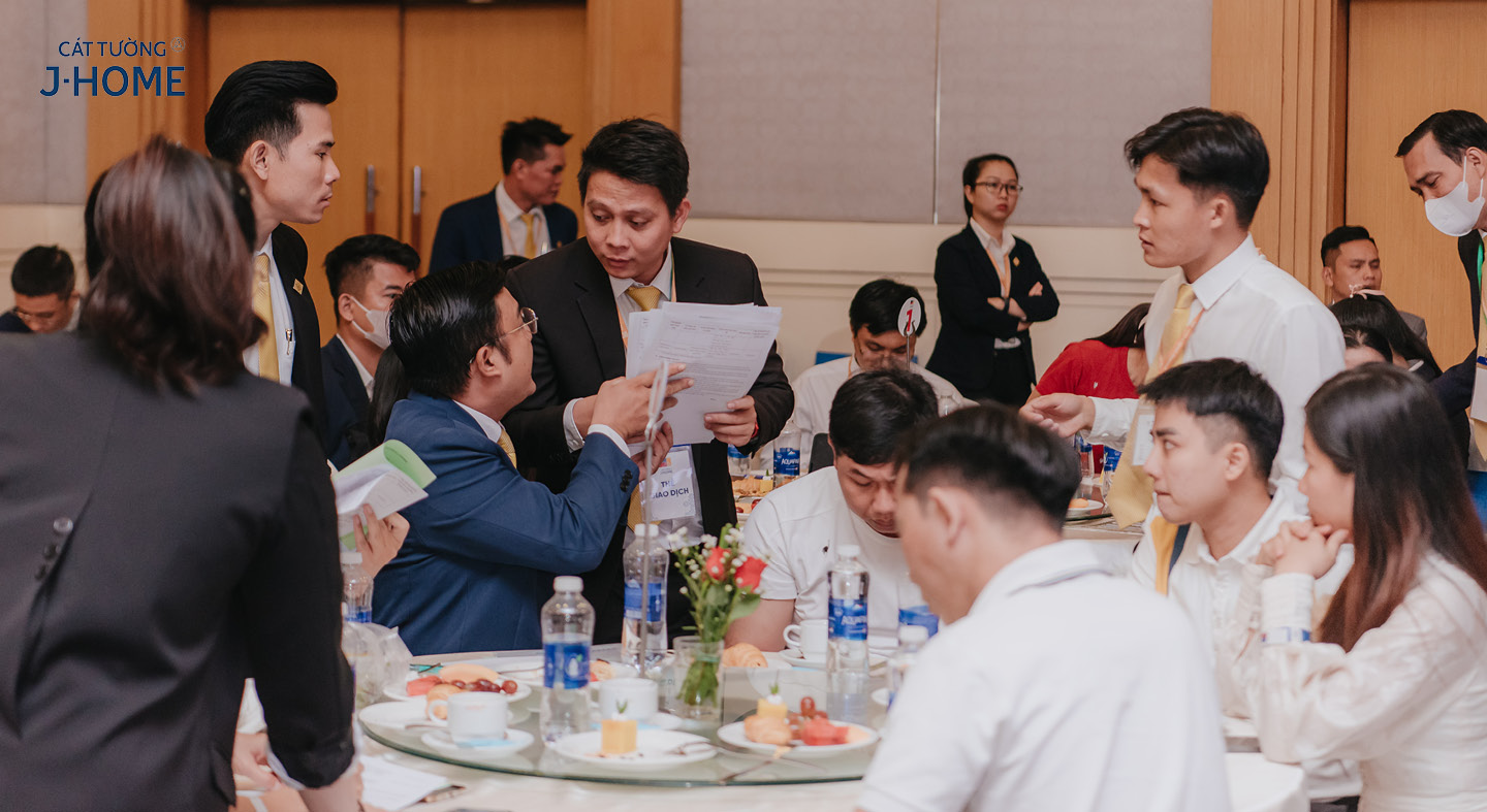 Nhà đầu tư giao dịch Cát Tường J-Home