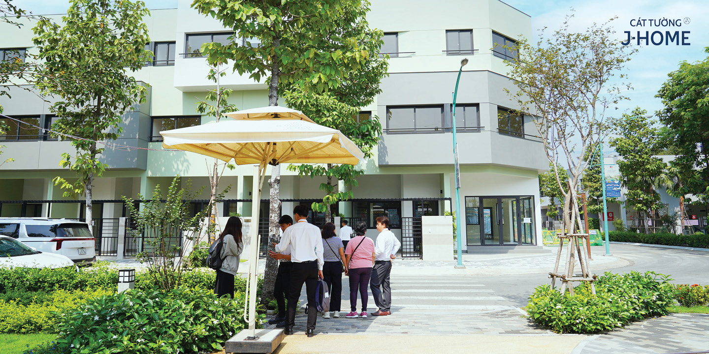 khách tham quan Cát Tường J-Home