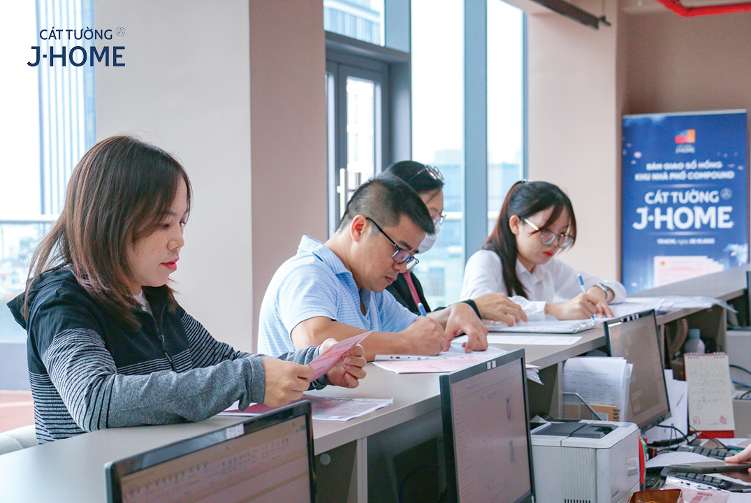 Làm thủ tục nhận sổ Cát Tường J-Home